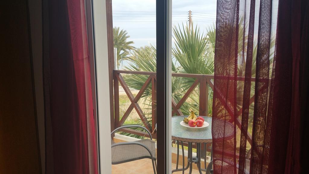 G&E Beach Apartments Polis Dış mekan fotoğraf