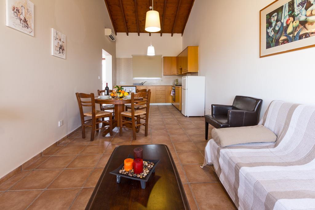 G&E Beach Apartments Polis Dış mekan fotoğraf