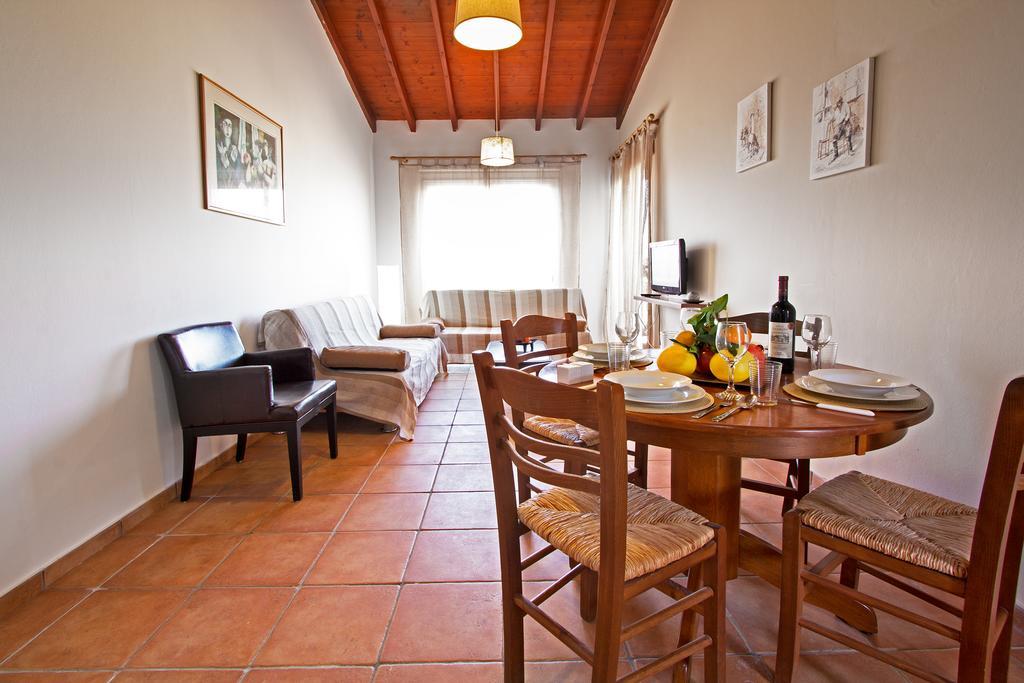 G&E Beach Apartments Polis Dış mekan fotoğraf
